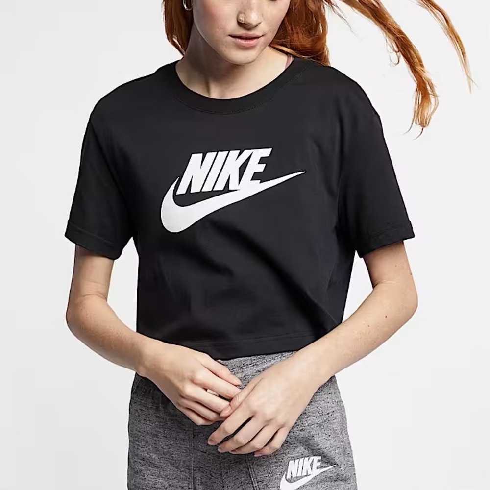 Nike Sportswear Essential Crop Loose Fit Logo T-Shirt